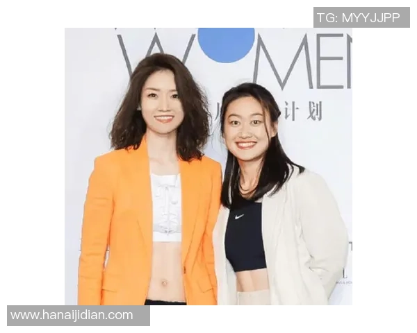 女足球星潮流前卫亮相露脐装展现运动与时尚完美融合